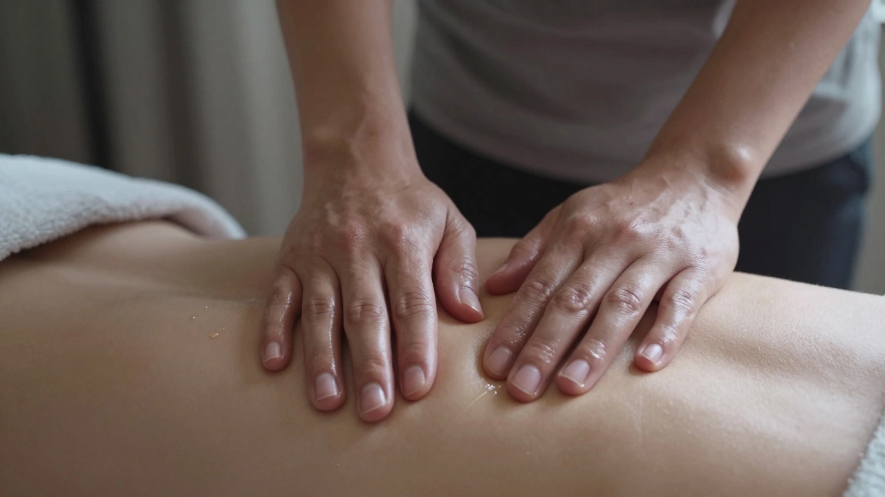 Mains de praticien effectuant un massage sur le dos, avec des mouvements fluides et de l'huile brillante.