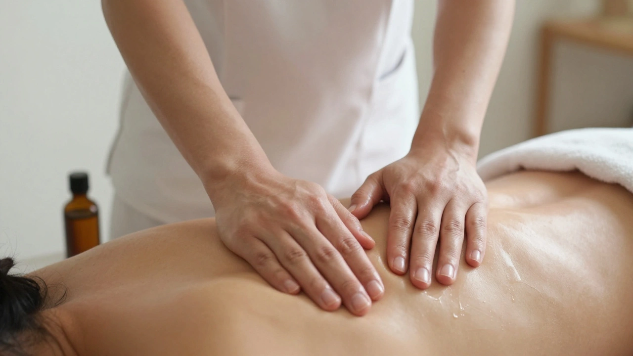 Mains d'un praticien massant les épaules avec de l'huile d'amande, dans un cadre sobre et professionnel.