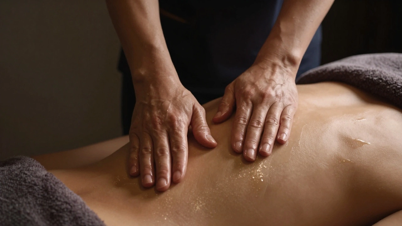 Mains de masseur effectuant des mouvements circulaires doux sur le dos d'une personne allongée.