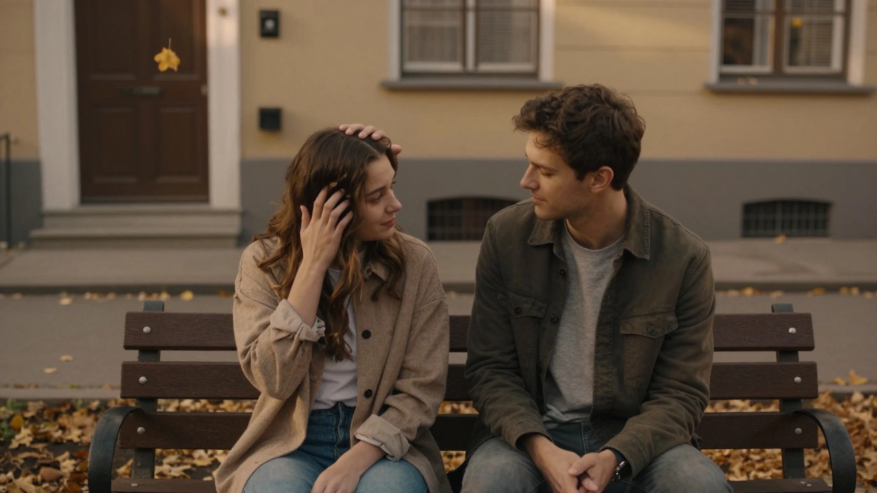 Un couple massant doucement la tête l'un de l'autre dans une cour paisible à Paris.