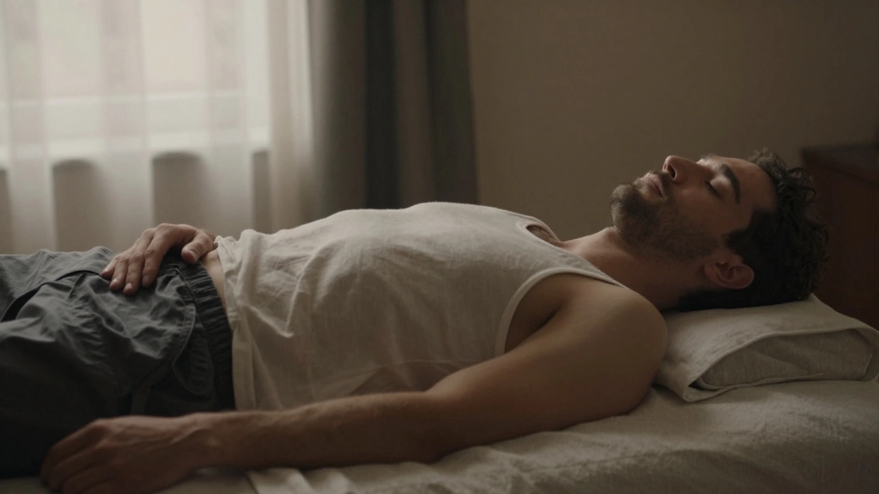 Un homme les yeux fermés, en détente après un massage, respirant profondément dans un cadre apaisant.