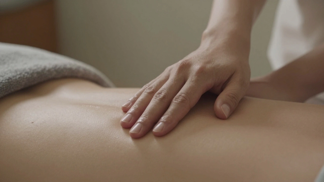 Main posée avec douceur sur un dos, huile naturelle, ambiance apaisante.